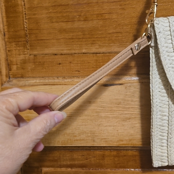 Straw Fold Over handbag with wristlet and adjustable strap - Picture 3 of 4
